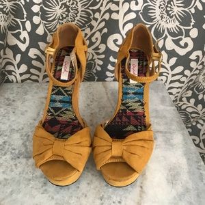 Platform wedges by Qupid size 8.5